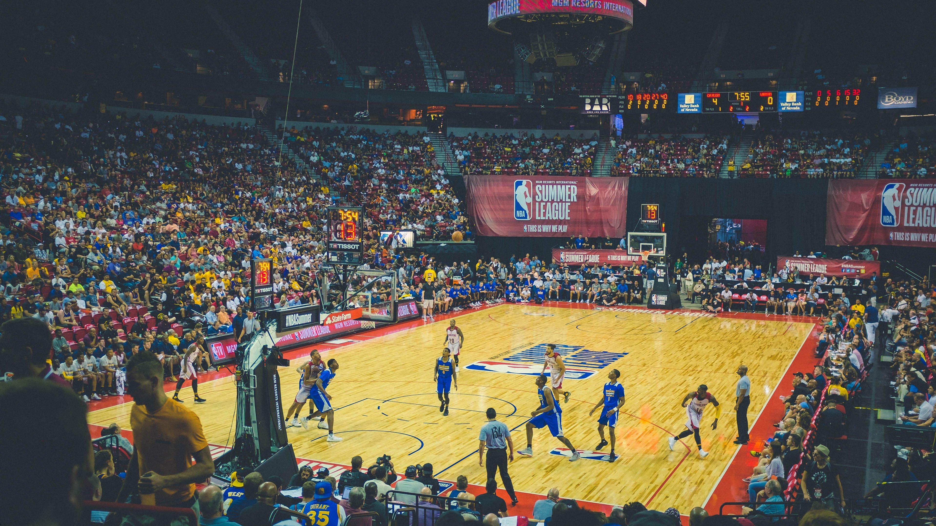  在线游戏-麦卡勒高效砍分引领尼克斯主场大捷，锡伯杜盛赞其战术执行力